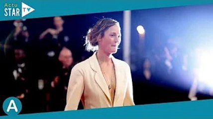 Cannes 2022 : après la sobriété, Vicky Krieps ose le décolleté en costume blanc sur le tapis rouge