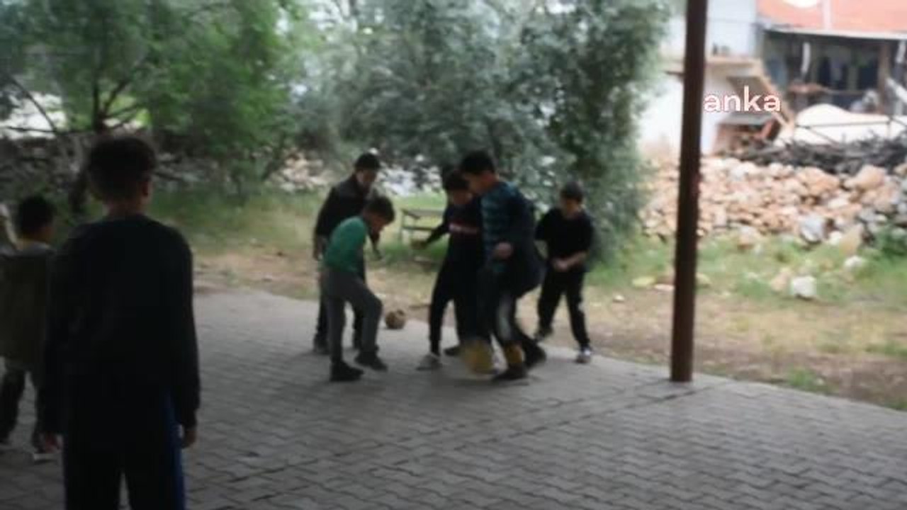 Aydın'ın Tekeliler Köyünde Çocuklar Halı Saha İstiyor: "Bakan Kasapoğlu Bile Söz Verdi, Ama Kimse Verdiği Sözü Tutmuyor"