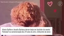 Alanis Guillen beija Jesuíta Barbosa ao ganhar bolo por 24 anos em bastidor de 'Pantanal' e web define: 'Casal!'