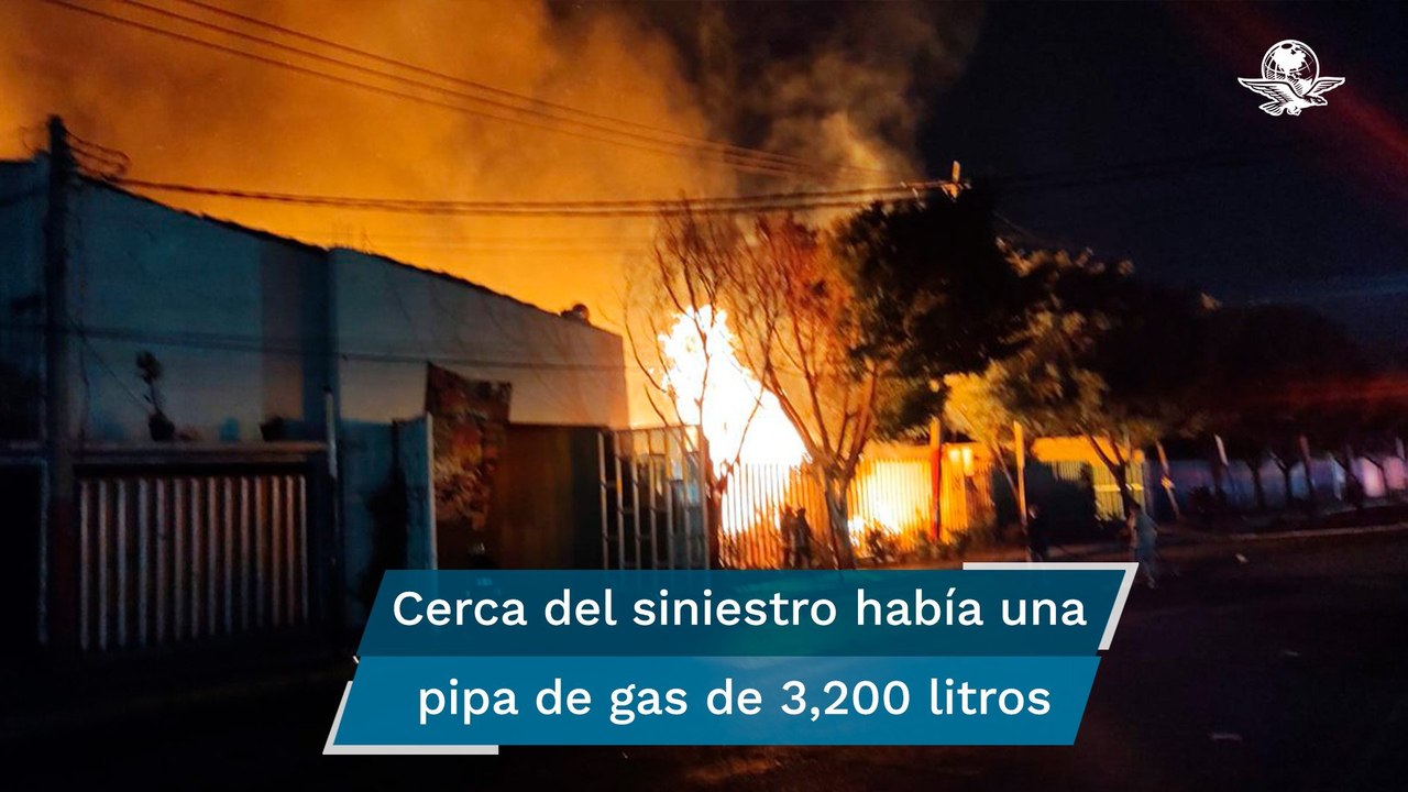 Evacúan a 500 personas por fuerte incendio en bodega de tarimas en Iztapalapa
