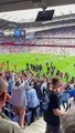 اقتحام جماهير مانشستر سيتي ملعب المباراة للاحتفال بالتتويج