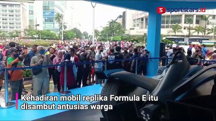 Antusias Warga Lihat Mobil Replika Formula E Mejeng di Bundaran HI