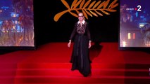 Festival de Cannes : Découvrez pourquoi Carole Bouquet et Vincent Lindon se sont fougueusement embrassés sur la bouche sur la scène du Palais