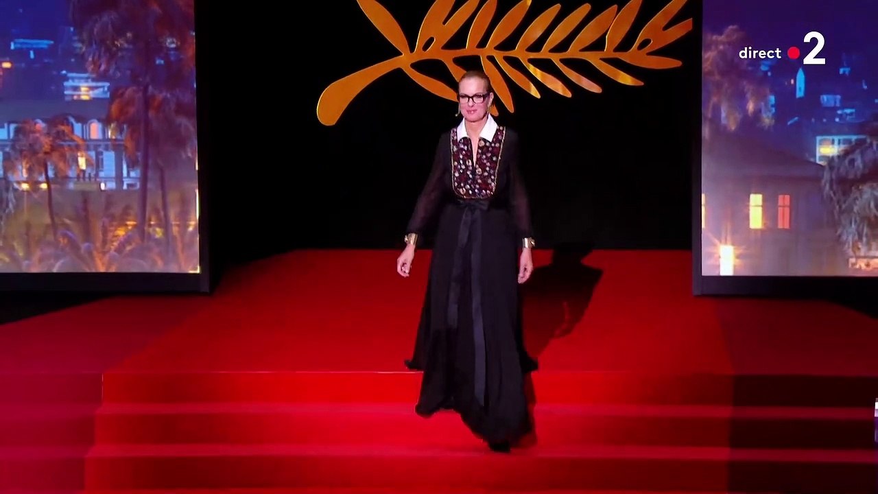 Festival de Cannes : Découvrez pourquoi Carole Bouquet et Vincent Lindon se sont fougueusement embrassés sur la bouche sur la scène du Palais