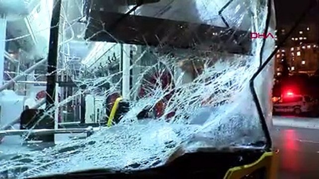 Otomobil ile İETT otobüsü kafa kafaya çarpıştı: Ölü ve yaralılar var
