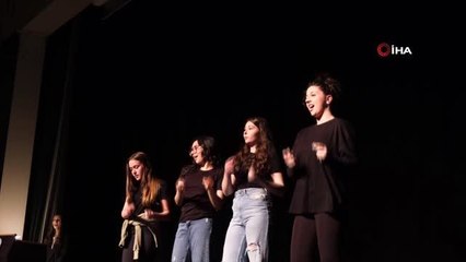 Liseli öğrencilerden anlamlı tiyatro gösterisi