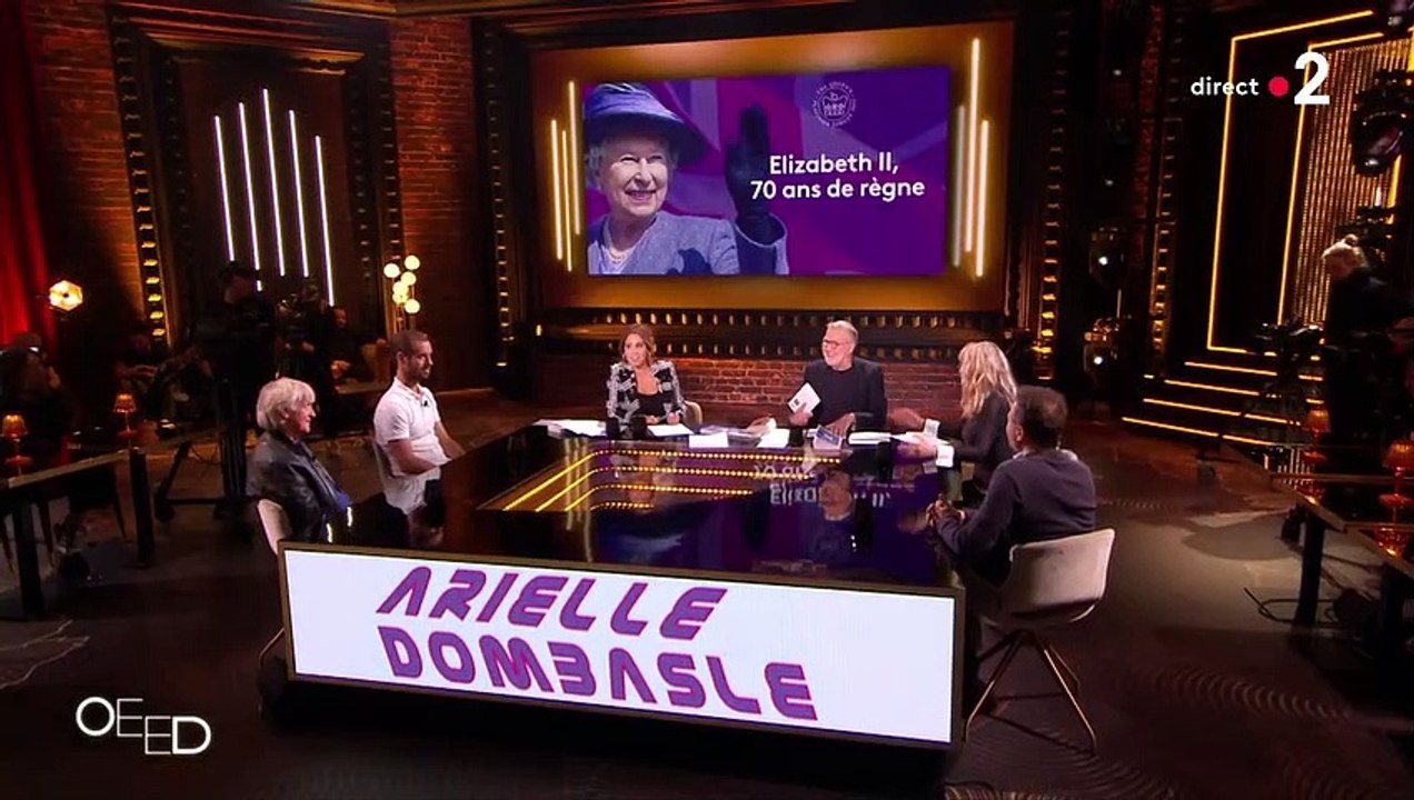 GALA VIDÉO - Arielle Dombasle fan d’Elizabeth II : “Qui n’aime pas la reine d’Angleterre ?”