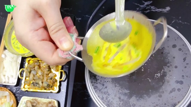 Ăn một dĩa 3 cái Bánh Xèo Hến mà vẫn không no | Nấu ăn mini | Vietnamese Crepes with mussels