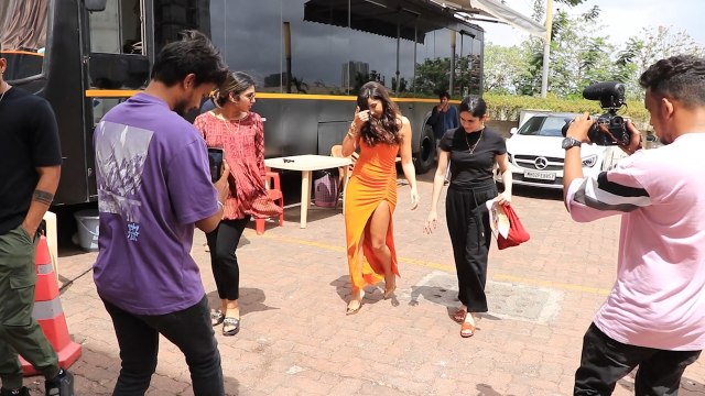 Nora Fatehi Dance Deewane के सेट पर अपने उड़ते बालों से हुई परेशान ; Watch video | FilmiBeat