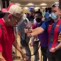 Ronald Araujo se pasa a firmar a los fans con mate en mano / FCB