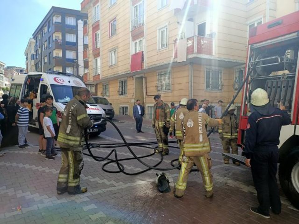 Esenyurt'ta çıkan yangında can pazarı: Binada mahsur kalanlar böyle kurtarıldı