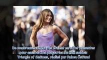 Cannes 2022 - Carla Bruni-Sarkozy sublime en longue robe mauve sur le tapis rouge