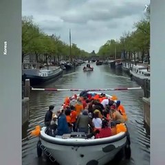 Un touriste sur un bateau s'installe à l'arrière de l'embarcation, se prend la barrière en pleine tête et tombe dans l'eau