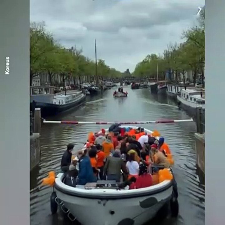 Un touriste sur un bateau s'installe à l'arrière de l'embarcation, se prend la barrière en pleine tête et tombe dans l'eau