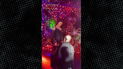 Travis Barker, düğünde dişleriyle Kourtney Kardashian'ın jartiyerini çıkardı