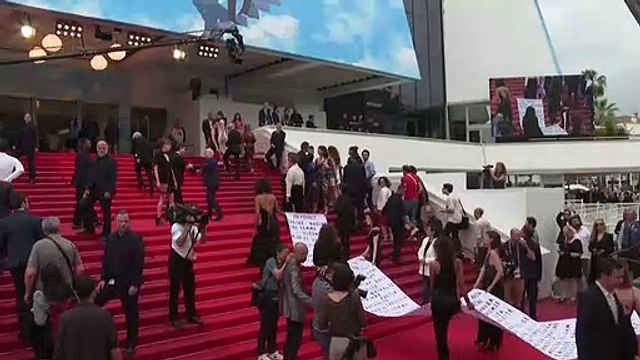 ناشطات رفعن على سجادة مهرجان كان الحمراء لافتة تحمل أسماء ضحايا جرائم قتل النساء