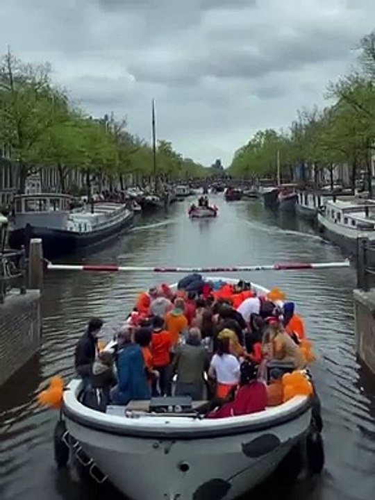 Amsterdam : Un touriste sur un bateau se prend une barrière à cause de son inattention