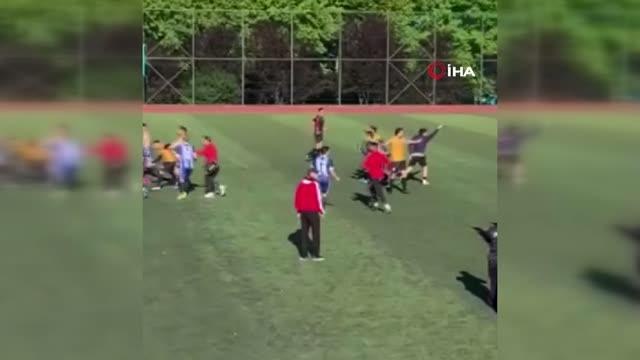 Pendik'te amatör maçta saha boks ringine döndü 4 futbolcu yaralandı