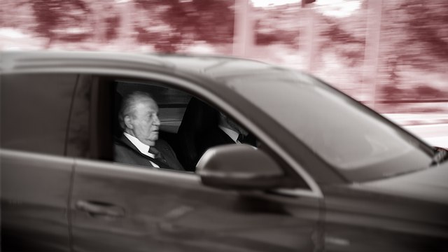 Unas 50 personas reciben a Juan Carlos I en Zarzuela al grito de Viva el rey
