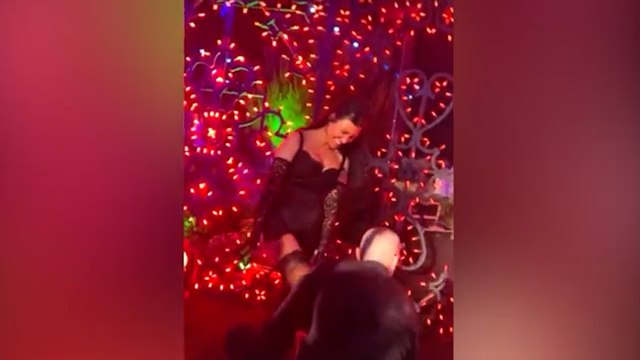 Kourtney Kardashian ve Travis Barker'dan mutluluk pozları... Ünlü çift üçüncü kez evlendi