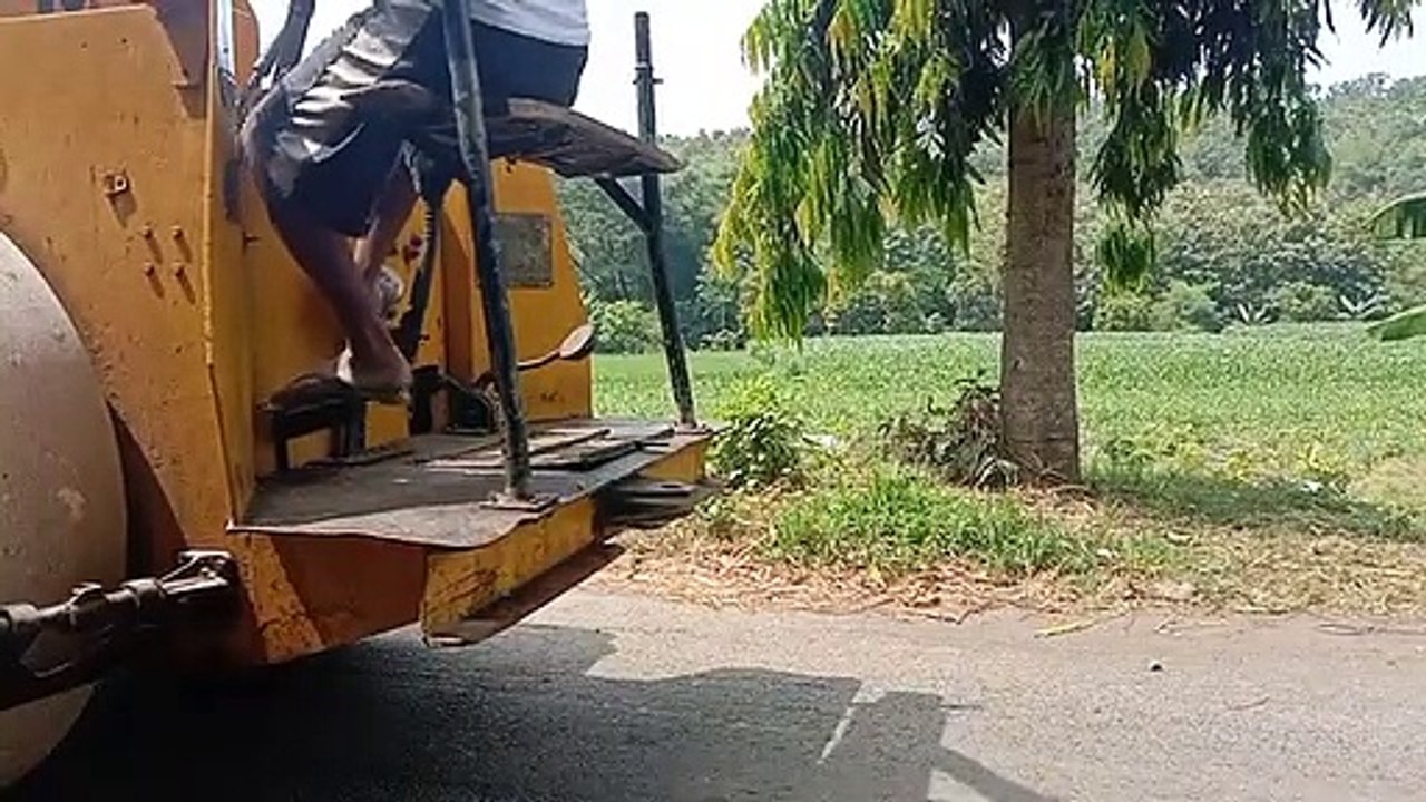 operator menaikan alat berat Wales ke truck shaefloader melihat depan ada apa ya