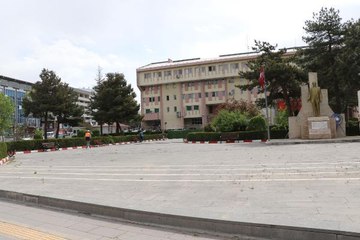 VAN'DA VALİ BALCI, VALİLİK ÖNÜNDEKİ BARİYERLERİ KALDIRTTI
