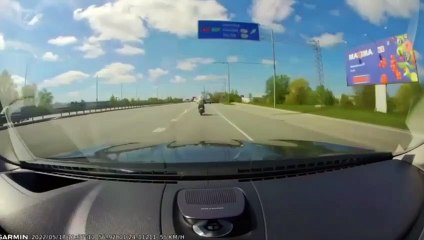 Lettonie: Un chauffard percute un motard pour pouvoir sortir de l'autoroute à temps