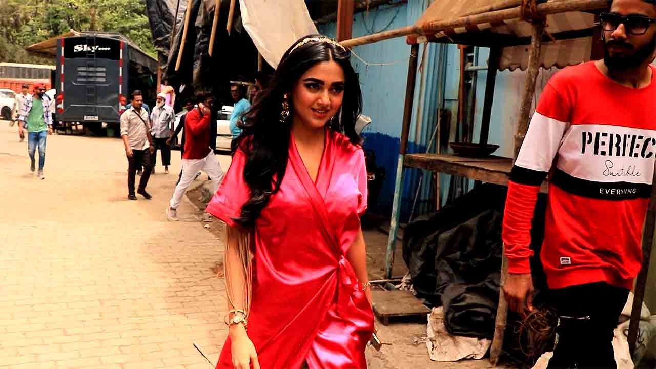 Tejasswi Prakash Spotted wearing Pink Nighty on Naagin Set and gets Trolled | FilmiBeat
