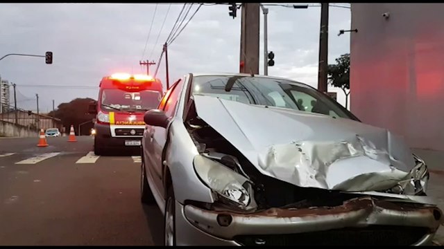 Mulher fica ferida após colisão entre dois carros no Bairro São Cristóvão