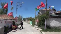 Böyle bayrak aşkı görünmedi: Vanlı vatandaş evini ve sokağını Türk bayraklarıyla donattı