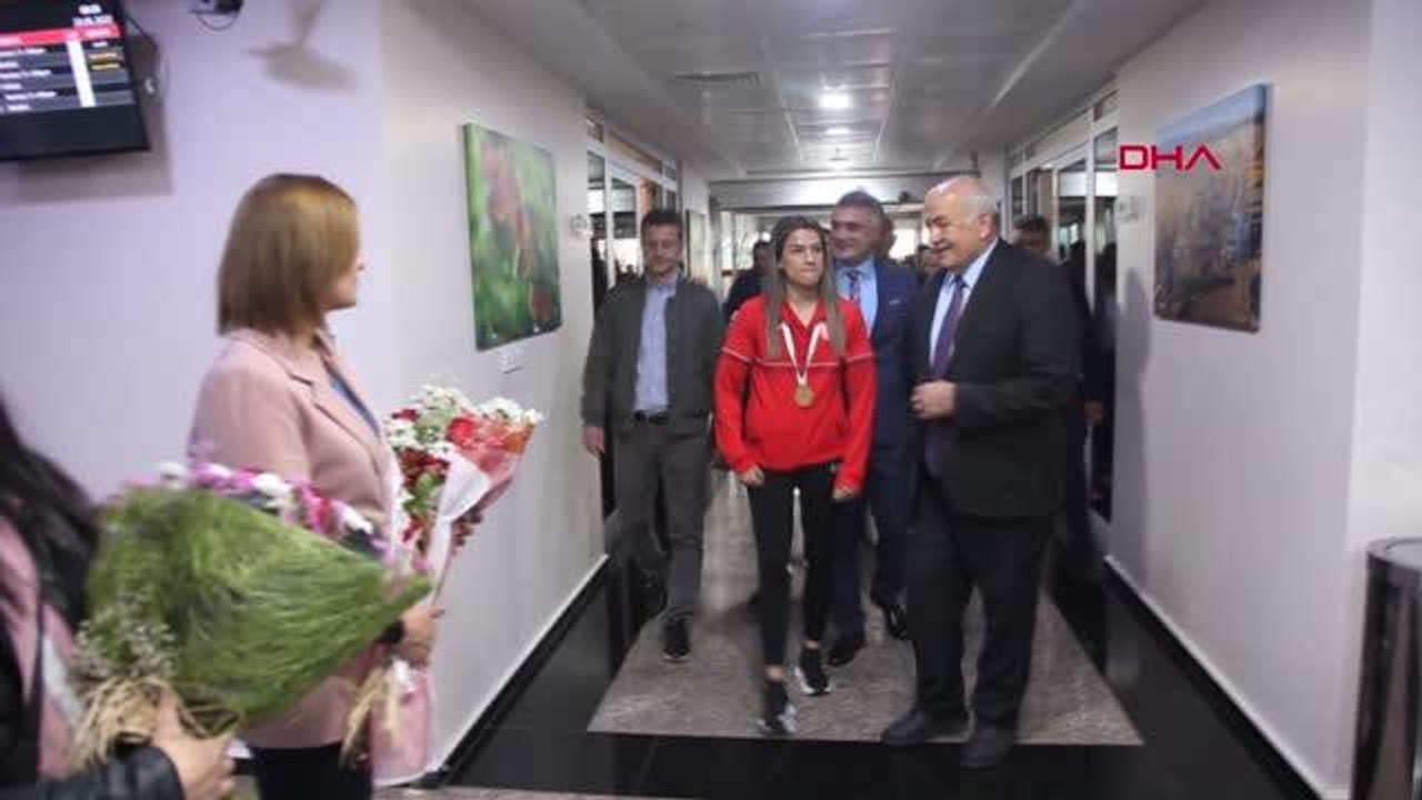 SPOR Dünya Boks Şampiyonu Hatice Akbaş, Malatya'da coşkuyla karşılandı