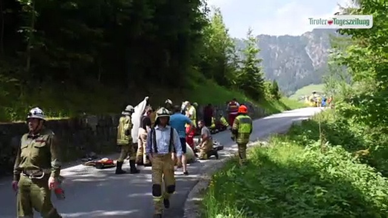 Fußgängerin bei Alpbach von Wagen erfasst: Auto stürzte 40 Meter ab
