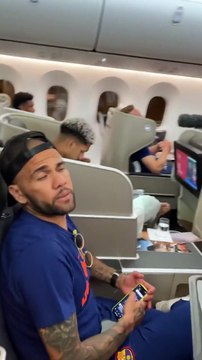 Dani Alves y los jugadores, en el avión rumbo a Australia / FCB