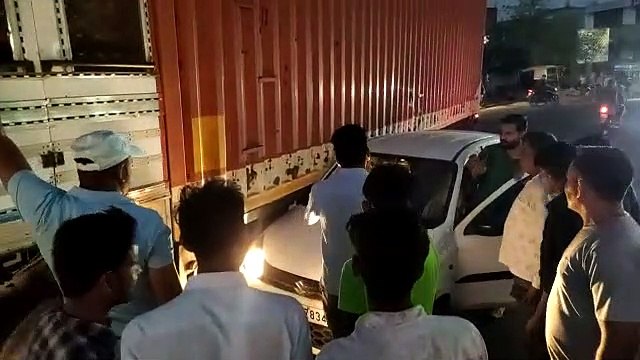 तेज रफ्तार ट्रक ने सडक़ किनारे खड़ी कार को लिया अपनी चपेट में