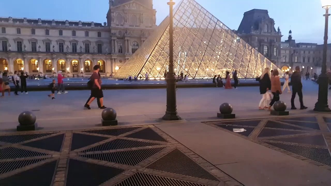 Paris - Louvre - Travel before you start your business
