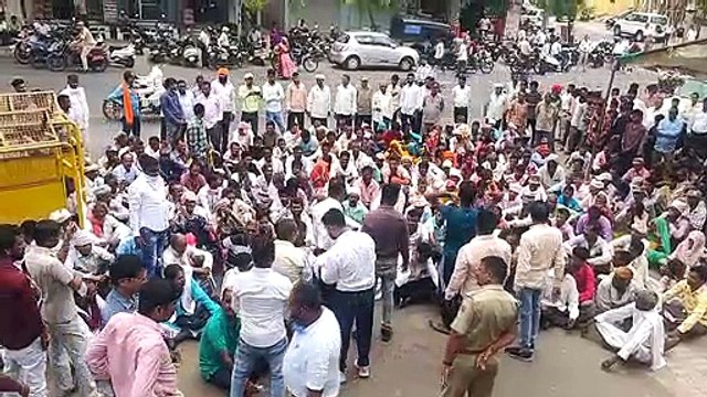 डूंगरपुर में विधायक के समर्थन में उतरे ग्रामीण, कलक्टर मुर्दाबाद के लगाए नारे