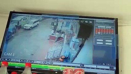 परचून दुकान पर सामान लेने गया अधेड़, बाइक से 50 हजार पार......देखें वीडियो