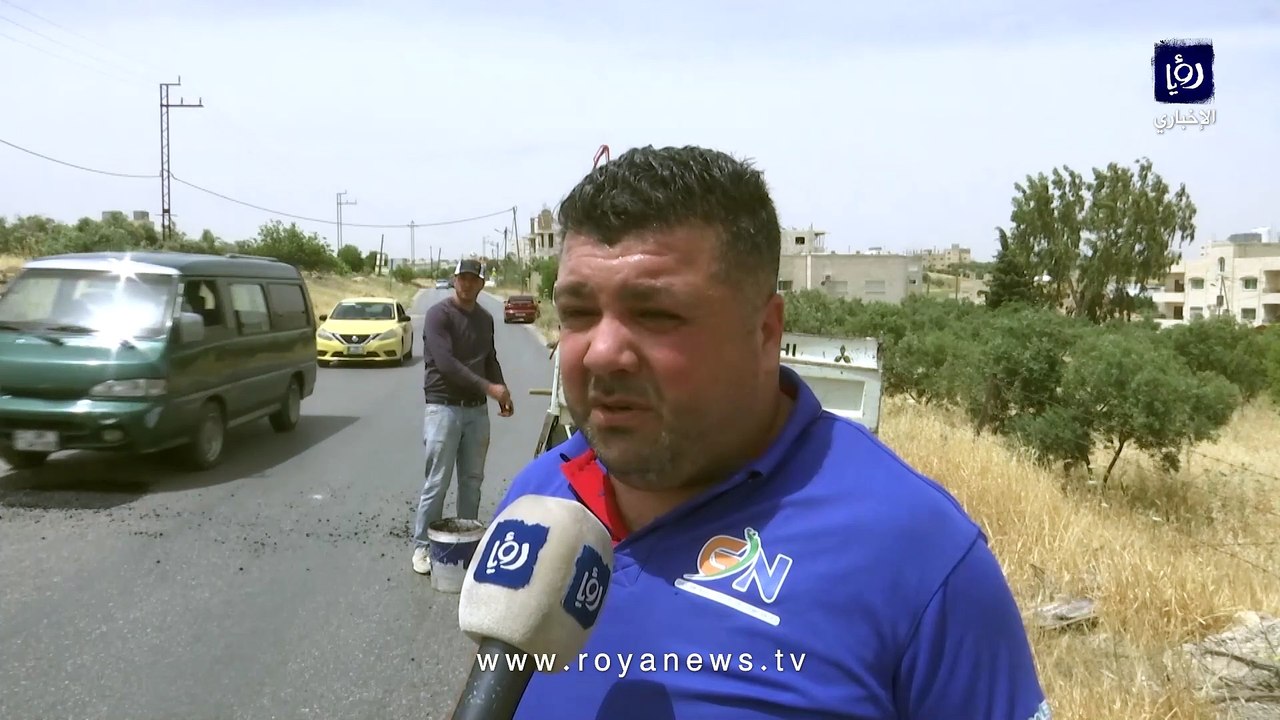 بسبب غياب الجهات ذات العلاقة.. مواطن يعمل على إصلاح أحد الشوارع الحيوية في اربد على نفقته الخاصة