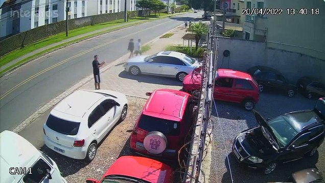 Régis récupère sa voiture chez le garagiste