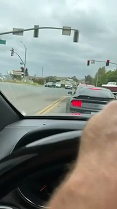 Il tracte son bateau en fauteuil roulant électrique