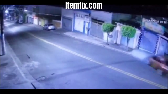 Il fait un tonneau en voiture et repart tranquillement... du jamais vu