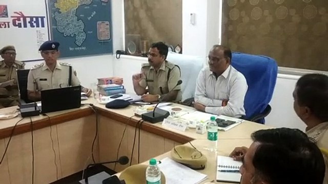 समय से पहले आए पुलिस अधिकारी, बगल की कुर्सी पर बैठे एएसपी