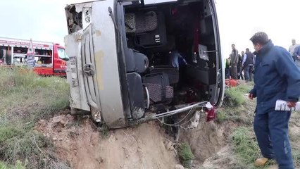 İşçi servisinin devrilmesi sonucu 18 kişi yaralandı (2)