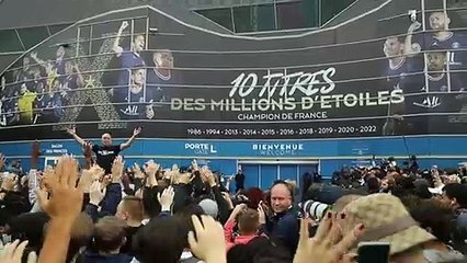 Así han celebrado los hinchas del PSG la renovación de Mbappé
