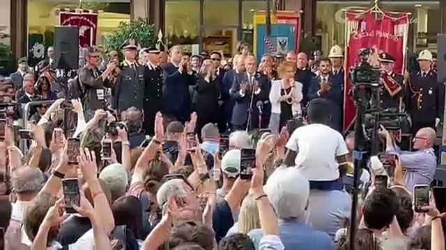 Strage di Capaci: alle 17,58 le note del silenzio, folla all'albero Falcone