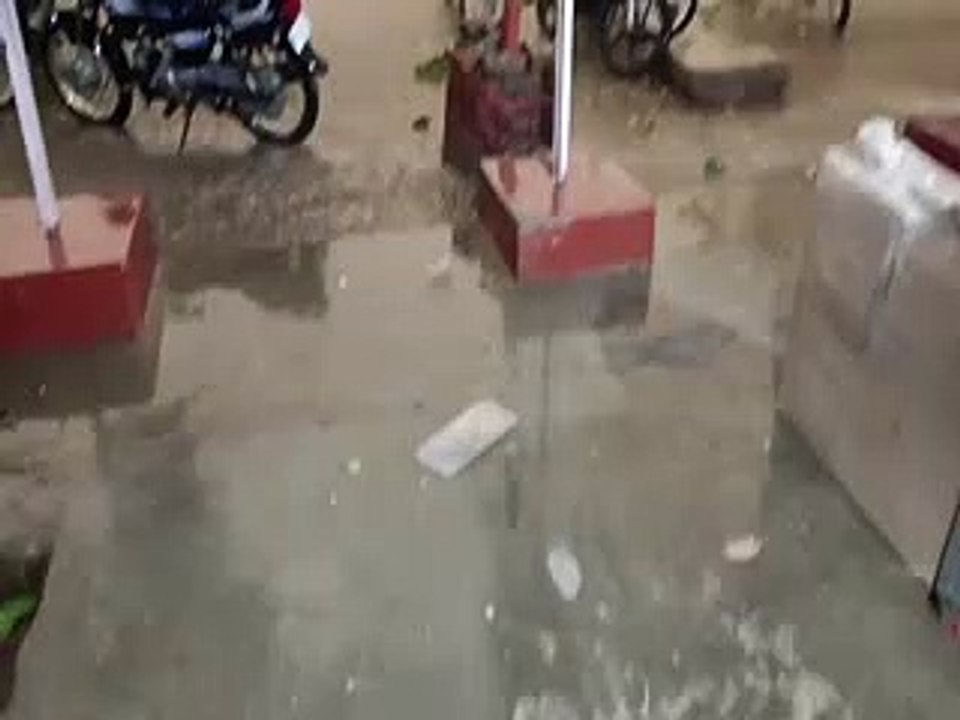 बारिश के साथ गिरे चने के आकार के ओले