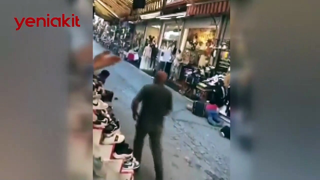 Bunlar esnaf mı eşkiya mı? Polisin belinden silahı alıp ateş açtı