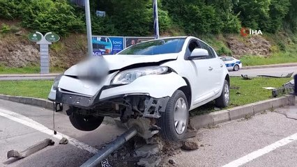Samsun'da trafik ışığı direğine çarpan otomobil hurdaya döndü