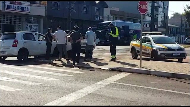 Três carros se envolvem em acidente de trânsito nas proximidades da rodoviária