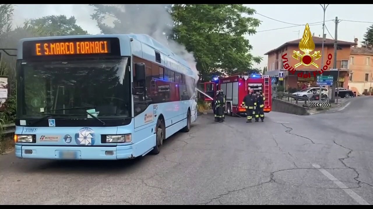 Perugia, autobus va a fuoco